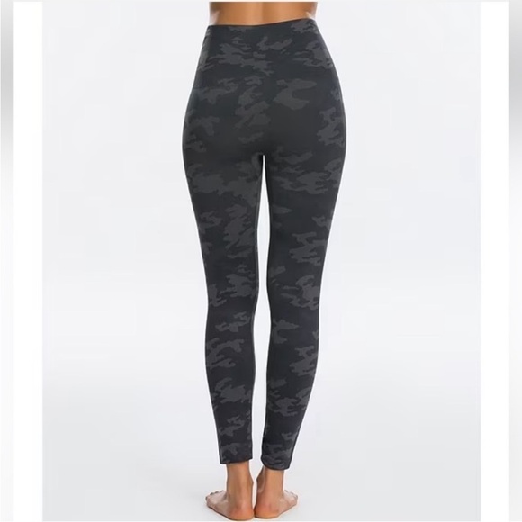 Spanx Look At Me Now Seamless Black Grey Camo Leggings Size Medium Athleisure - Picture 2 of 13